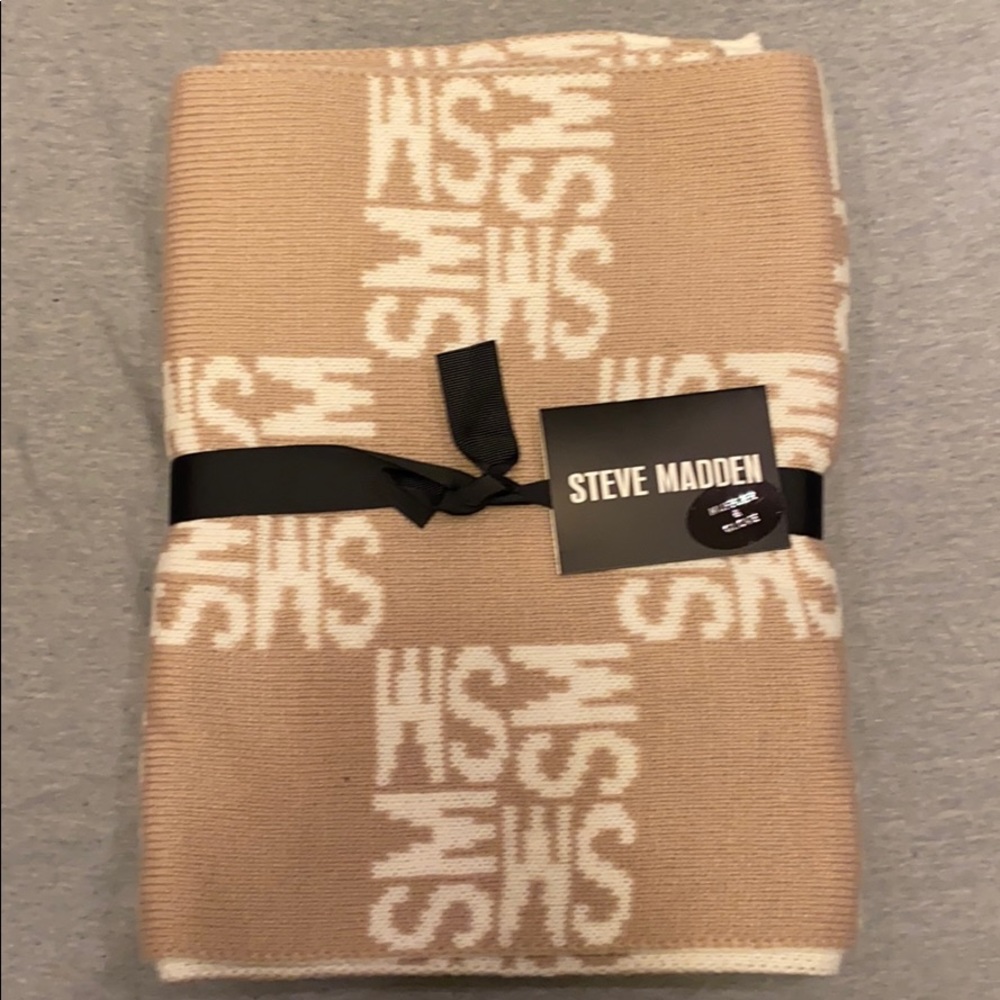 Steve Madden scarf